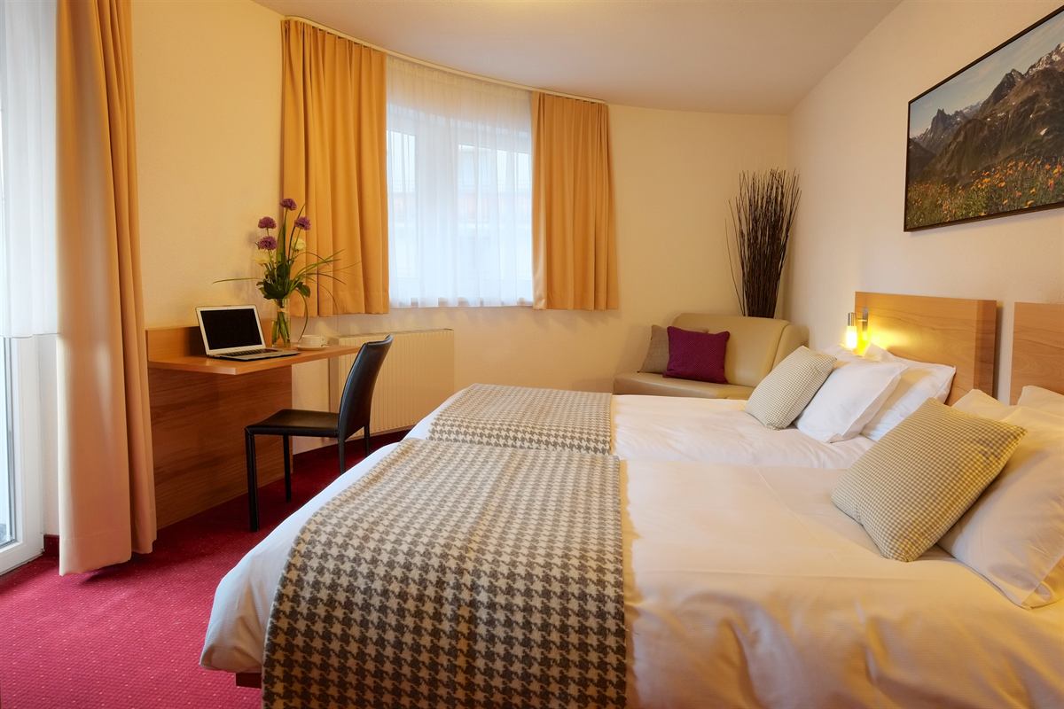 Chalet Hochkar – bedroom with en-suite bathroom